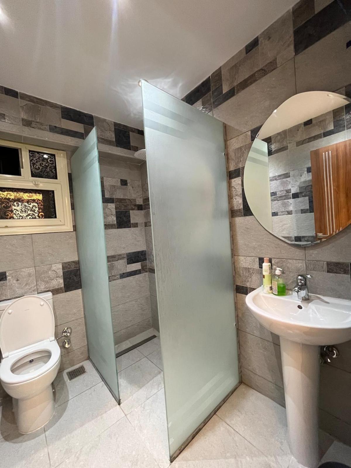 Location Spacious With Garden Apartment *